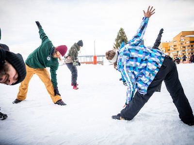 Yoga im Schnee Skiurlaub
